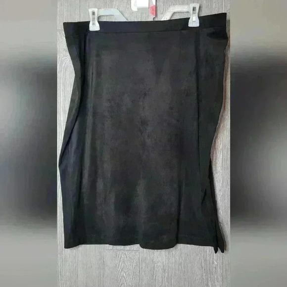 Fever faux suede black pencil skirt with back slit, size XL. Poly/Spandx blend. - Picture 1 of 5
